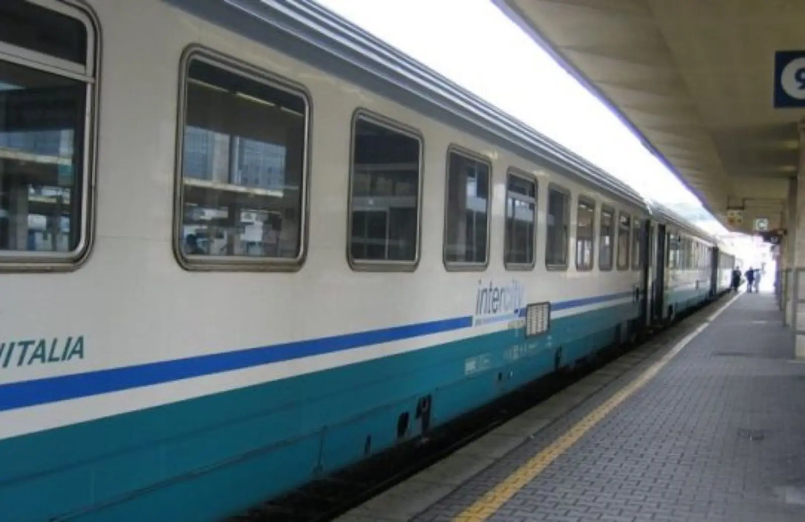 Come viaggiare in treno in Italia spendendo pochissimo?
